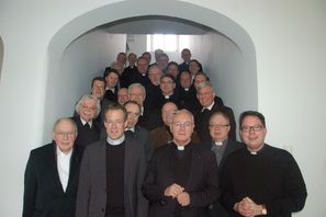 Bischof Algermissen mit dem Priesterrat der Diözese         Foto: Stoehr/Bonifatiusbote